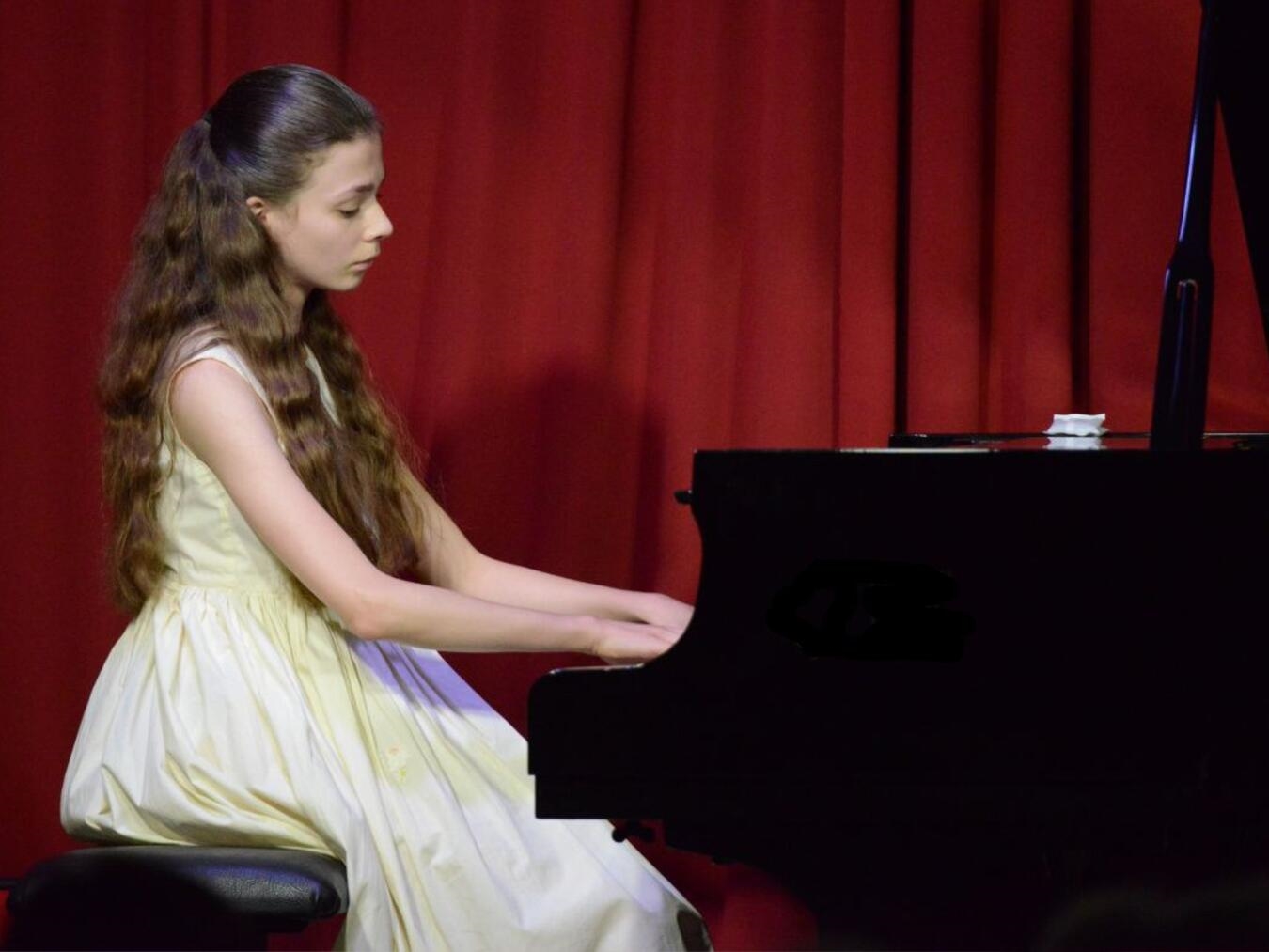 "Mahault Ska, 16-jährige preisgekrönte Pianistin am Klavier, Foto von Jean Cadet"
