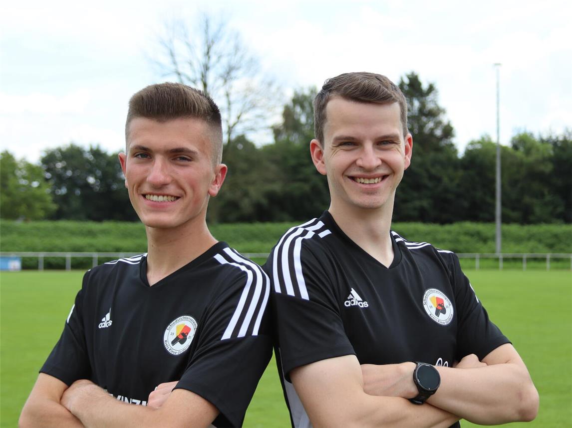 Maik Heinen (l.) und Mark Kaufels sind als Schiedsrichter jeweils in eine höhere Fussball-Liga aufgestiegen. Foto: Robin Übach