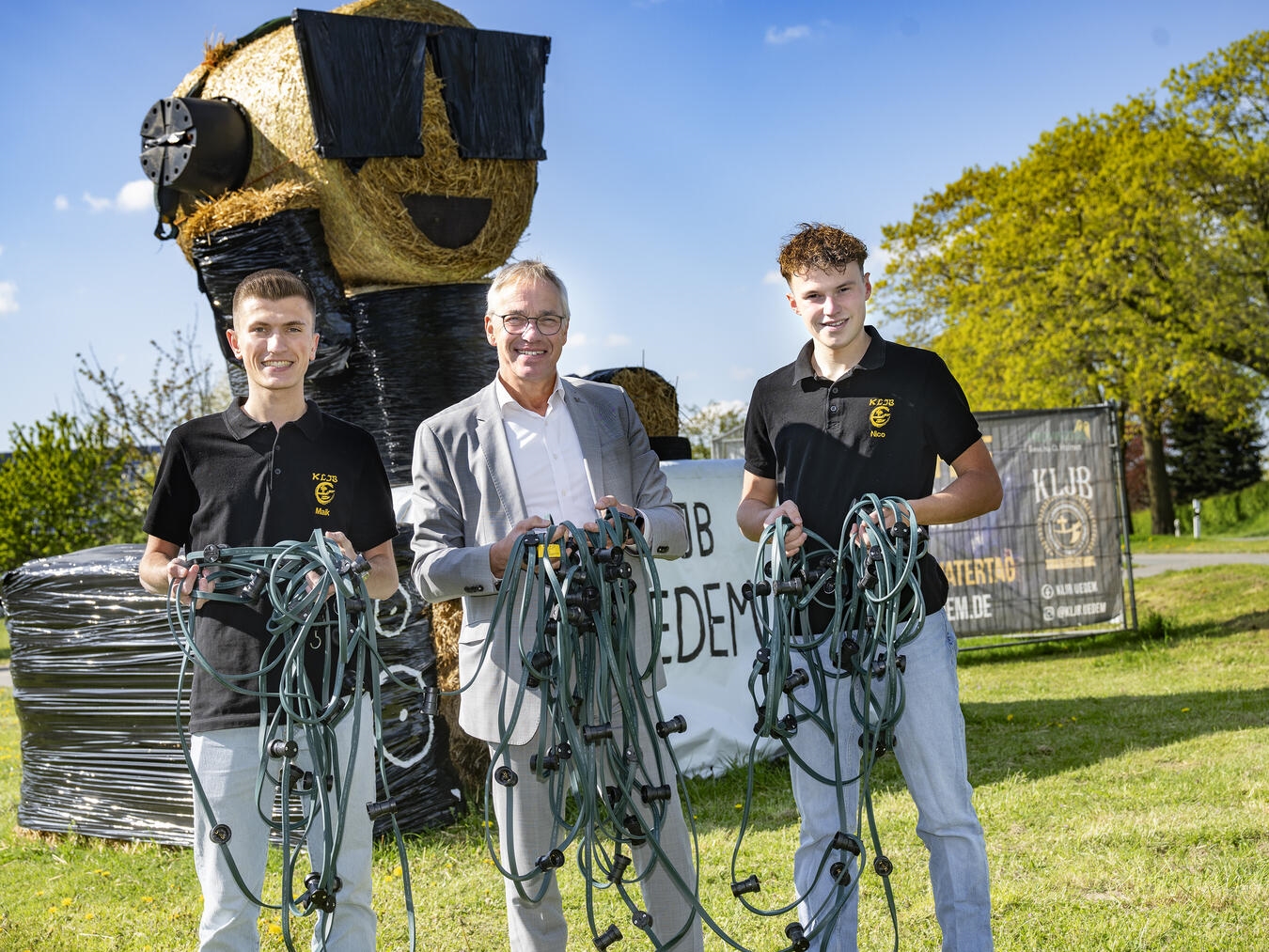Maik Heinen, Nico Hellmann und Franz Steenmans mit neuer Lichterkette für KLJB-Jubiläums-Scheunenfete.