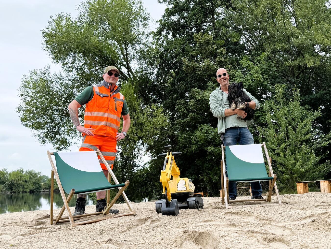 Maik Menting vom Bauhofbetrieb der Stadt Rees und Udo Weßling (v. l.) begutachten die 28 Tonnen Sandstrand für das Millinger Meer. Foto: Stadt Rees