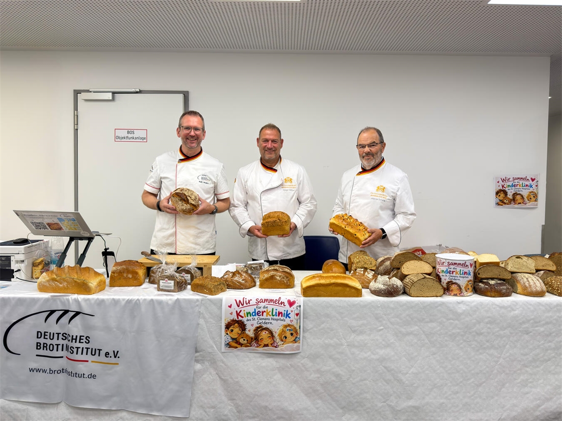 "Maik Wegner, Holger Nöthen und Johannes Gerhards prüfen Backwaren"