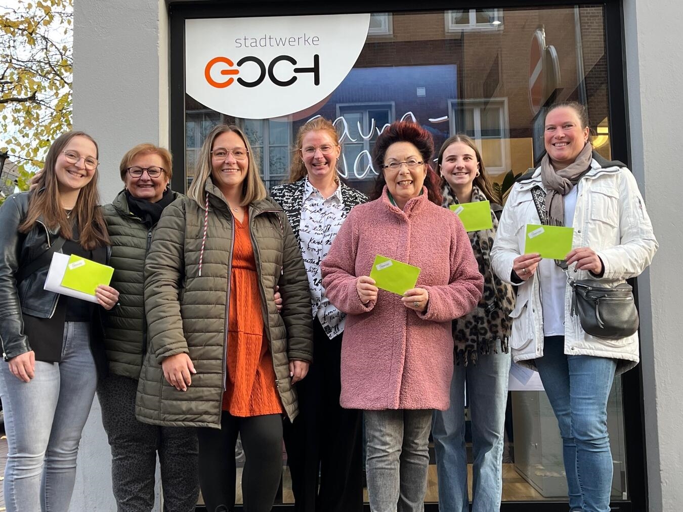 Maike Kersten, Karin Arntz (Werbering) Anna-Lena Piepenbring, Kristina Derks (Stadtwerke), Heidi Meesters, Finja Merten und Yvonne Janßen bei der Übergabe der Spenden. Foto: Stadtwerke Goch
