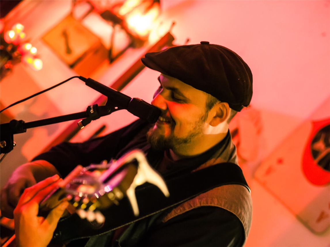 Mal direkt und rau, dann wieder ruhig und detailliert klingen die Lieder von Angelo Carresi. Foto: privat