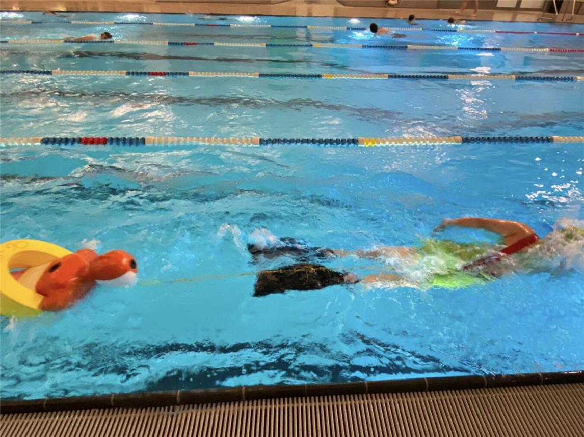 Mal müssen Tauchpuppen geschleppt werden, oft muss getaucht werden. Foto: DLRG Kleve