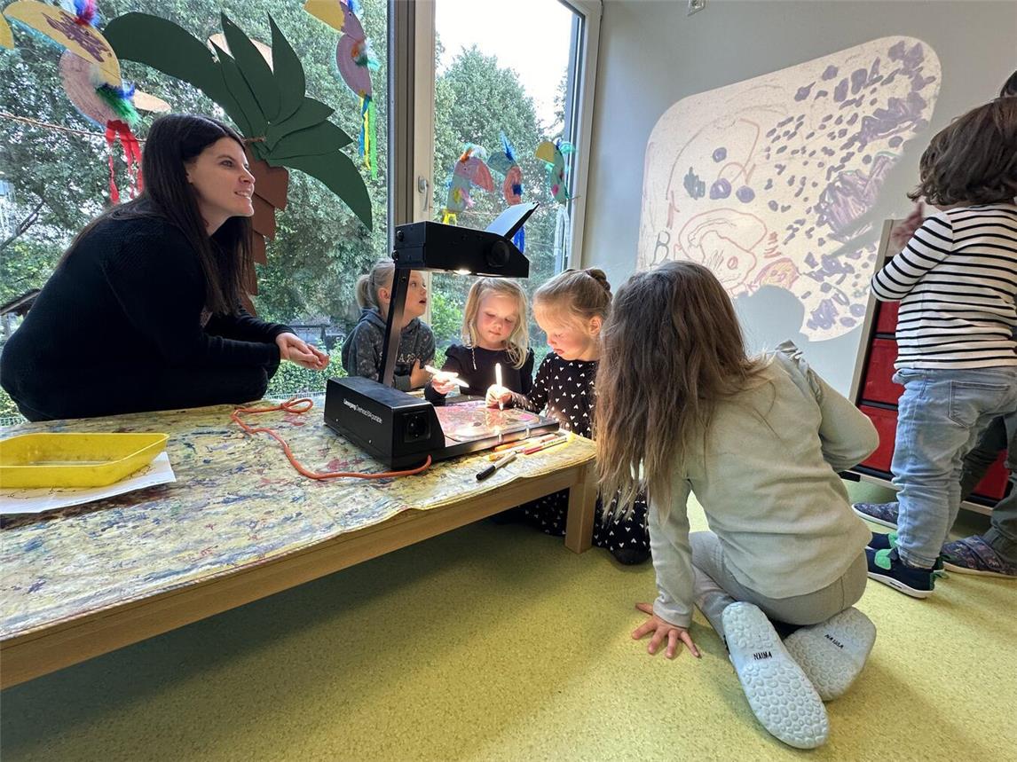 Malen steht bei den Kindergartenkindern hoch im Kurs. Kita-Leiterin Kelly Krams schaut sich an, was die Mädchen mittels Overhead-Projektor an der Wand darstellen. NN-Foto: SP