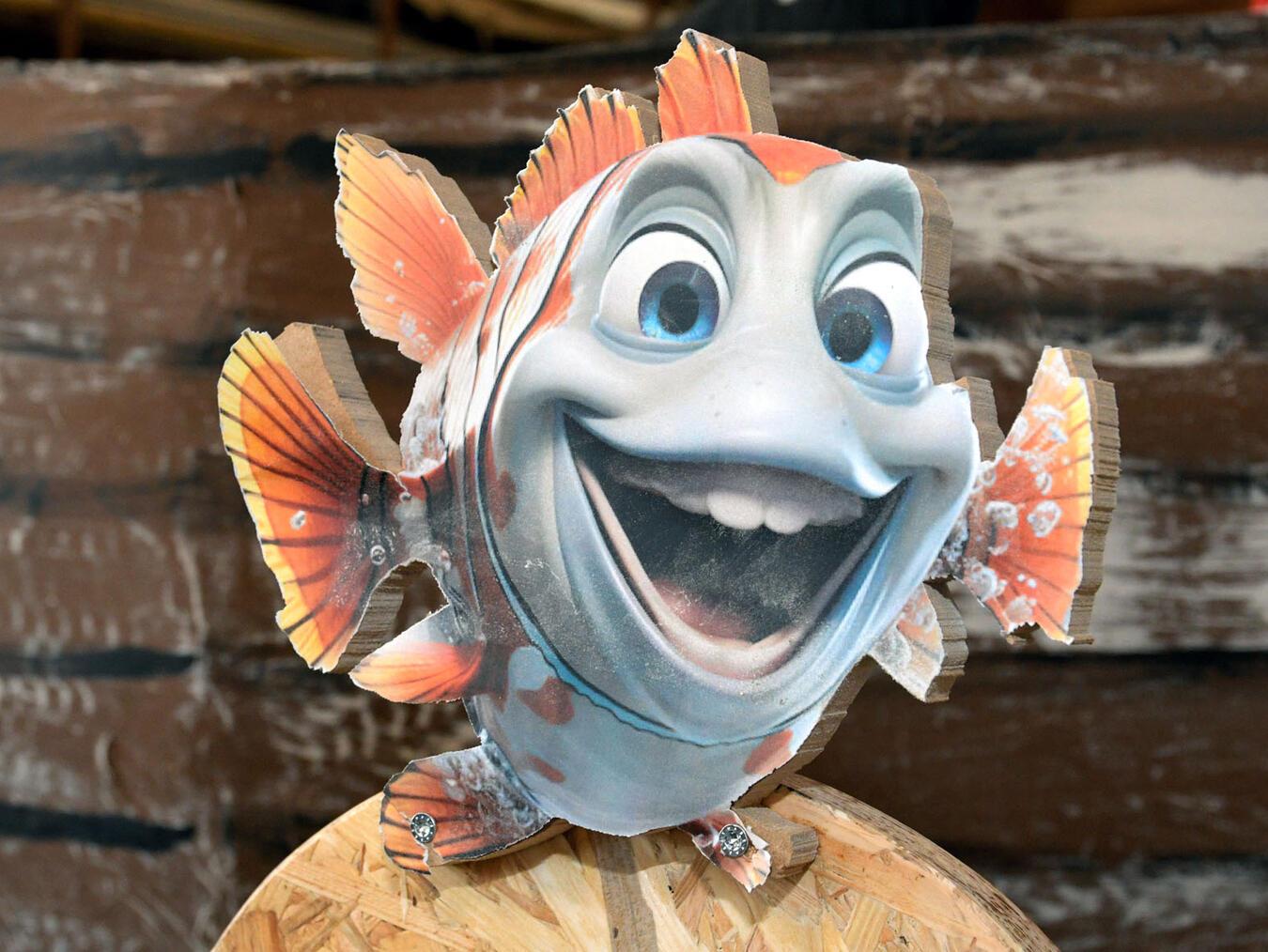 Manchmal lachen nicht nur die Hühner, sondern auch die Fische und springen im Kunstwasser motorgetrieben auf und ab. NN-Foto: Rüdiger Dehnen