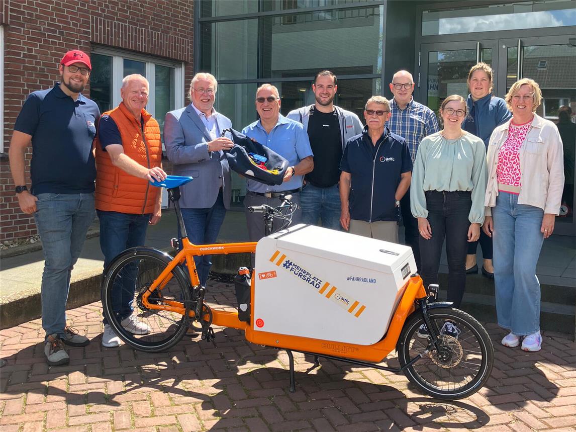 Manfred Opgenorth (4.v.l.) und Alfred Derks (4.v.r.) übergaben die Tasche an Bürgermeister Ferdi Böhmer (3.v.l.). Foto: Gemeinde Kranenburg