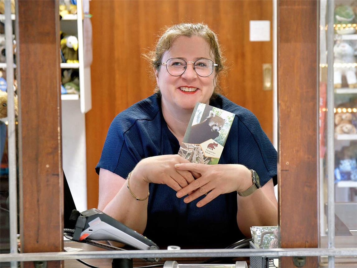 Manna Nasht ist das erste „Tiergarten-Gesicht“, das das die Gäste zu sehen bekommen – wenn sie Dienst hat. NN-Foto: Rüdiger Dehnen