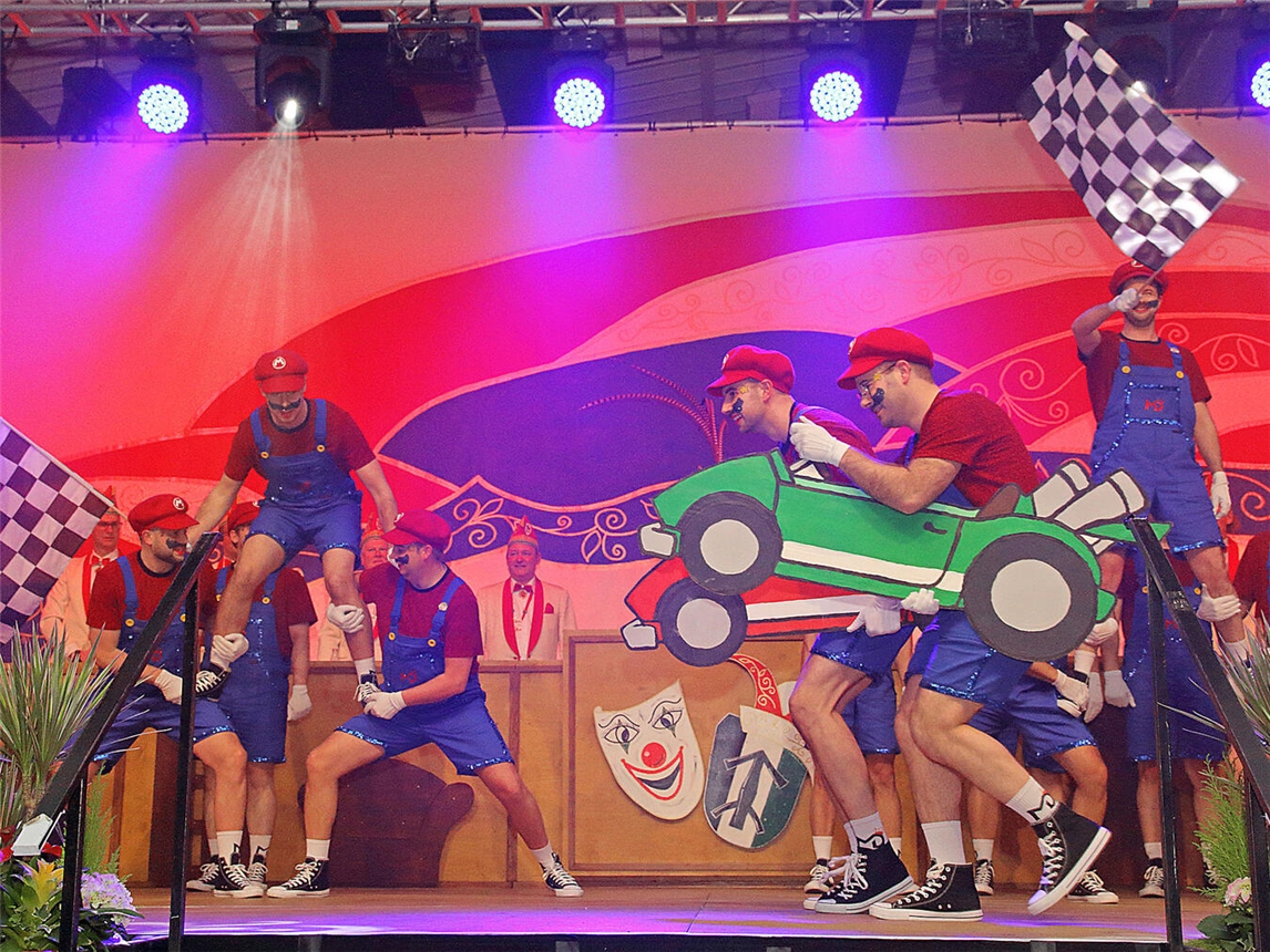 „Mannslück“ begeisterten mit ihrem Showtanz. NN-Foto: Theo Leie 