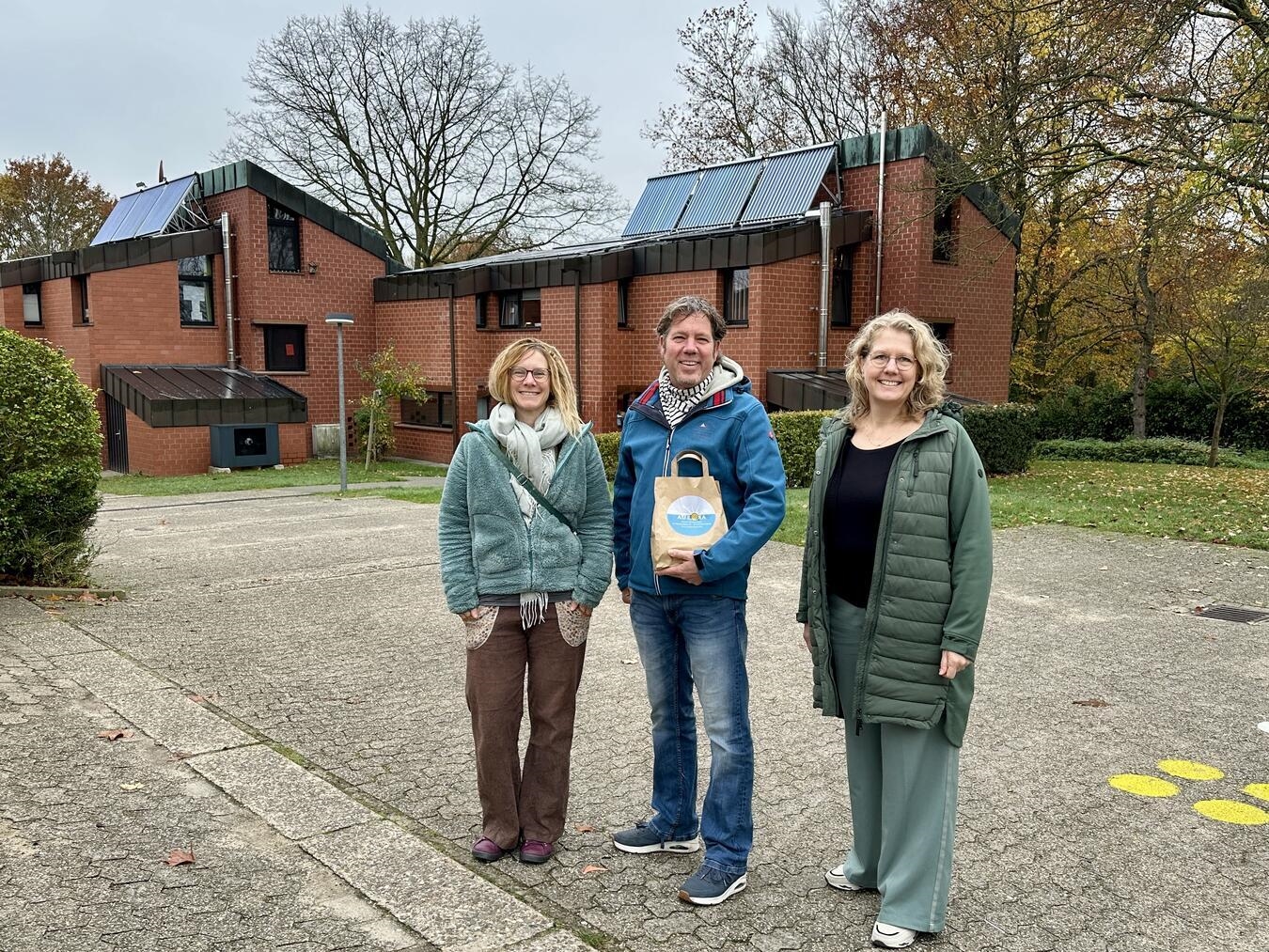 Manon ten Dam und Esther Halfmann von Aurora Kaas überreichen Clemens Selter, Bereichsleiter im SOS-Kinderdorf, die Spende. Foto: Aurora