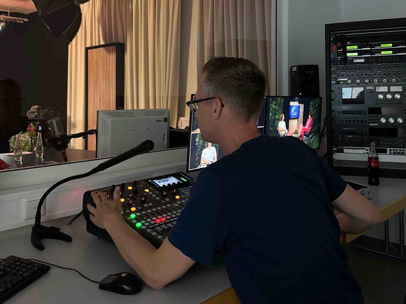 "Manuel Funda am Regiepult, Filmproduktion, Filmemacher bei der Arbeit"