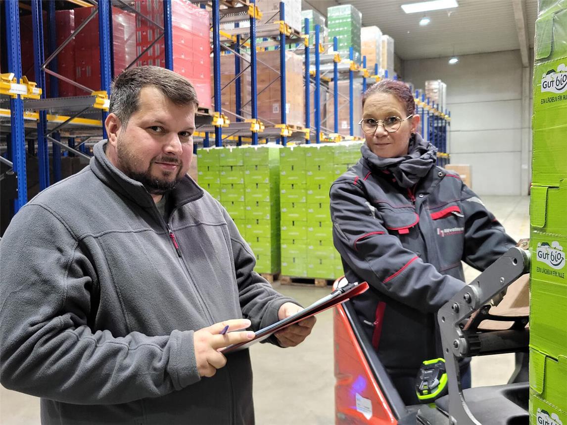 Manuel Jedwill im Gespräch mit seiner Kollegin Claudia Wieringa im Lager von Hövelmann. NN-Foto: MB
