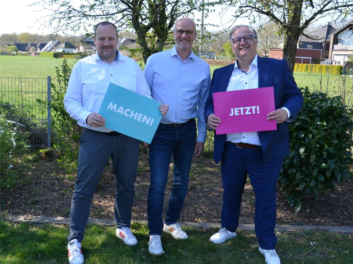Marc Groesdonk (Fraktionsvorsitzender der CDU Goch), Stephan Luyven (gemeinsamer Bürgermeisterkandidat von CDU und FDP), und Michael Thissen (Fraktionsvorsitzender der FDP Goch (v.l)) wollen die Innenstadt-Reinigung effizienter angehen. Foto: FDP Goch