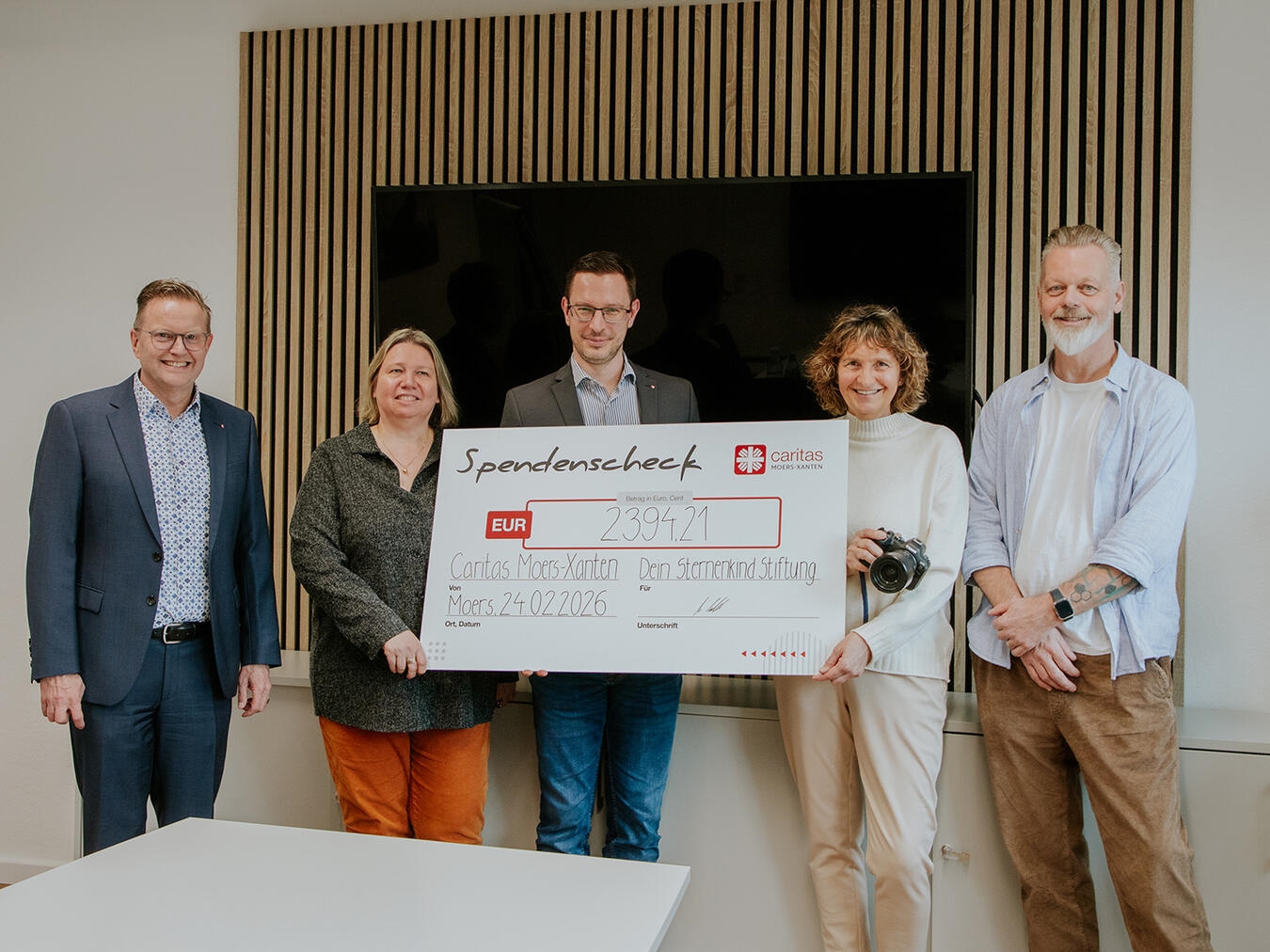 Marc Inderfurth (Vorstand Caritas Moers-Xanten), Claudia Frank (MAV-Vorsitzende Caritas Moers-Xanten), Marcel Kotes (Personalleitung Caritas Moers-Xanten), Gaby Küster (Dein Sternenkind Stiftung), Rainer Moll (Dein Sternenkind Stiftung und Erziehungsberater bei Caritas Moers-Xanten; v.l.) bei der offiziellen Spendenübergabe. Foto: Caritasverband Moers-Xanten