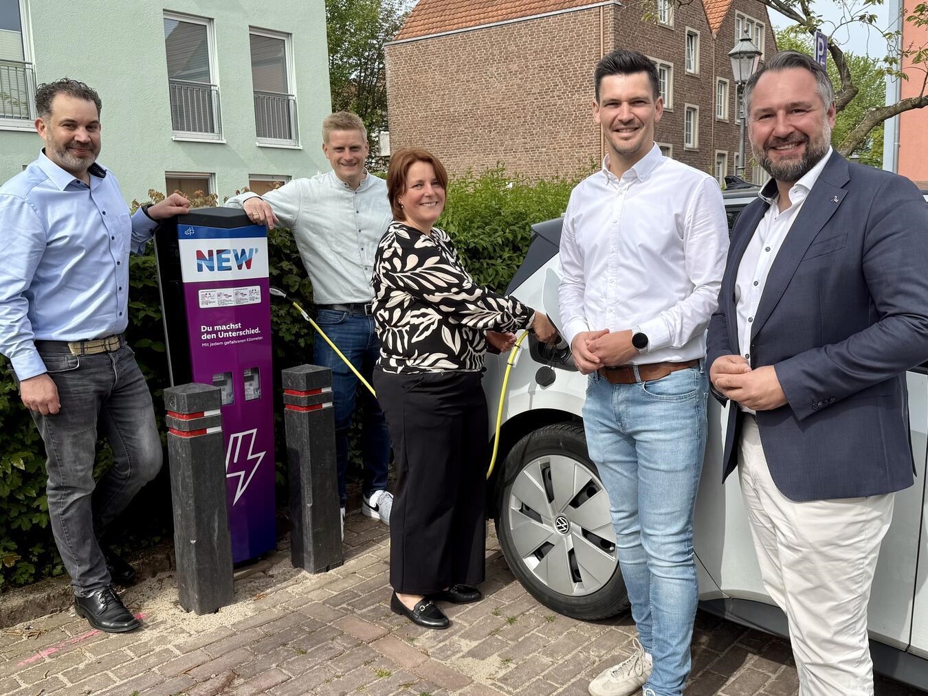 Marcel Pesel (NEW), Noah Decker (Ordnungsamtsleiter Stadt Xanten), Heike Görtzen (Stadt Xanten), Johannes Vieten (NEW) und Xantens Bürgermeister Rafael Zur (v.l.) haben die neuen Ladesäulen auf dem Parkplatz an der Bemmelstraße in Xanten in Betrieb genommen. NN-Foto: SP