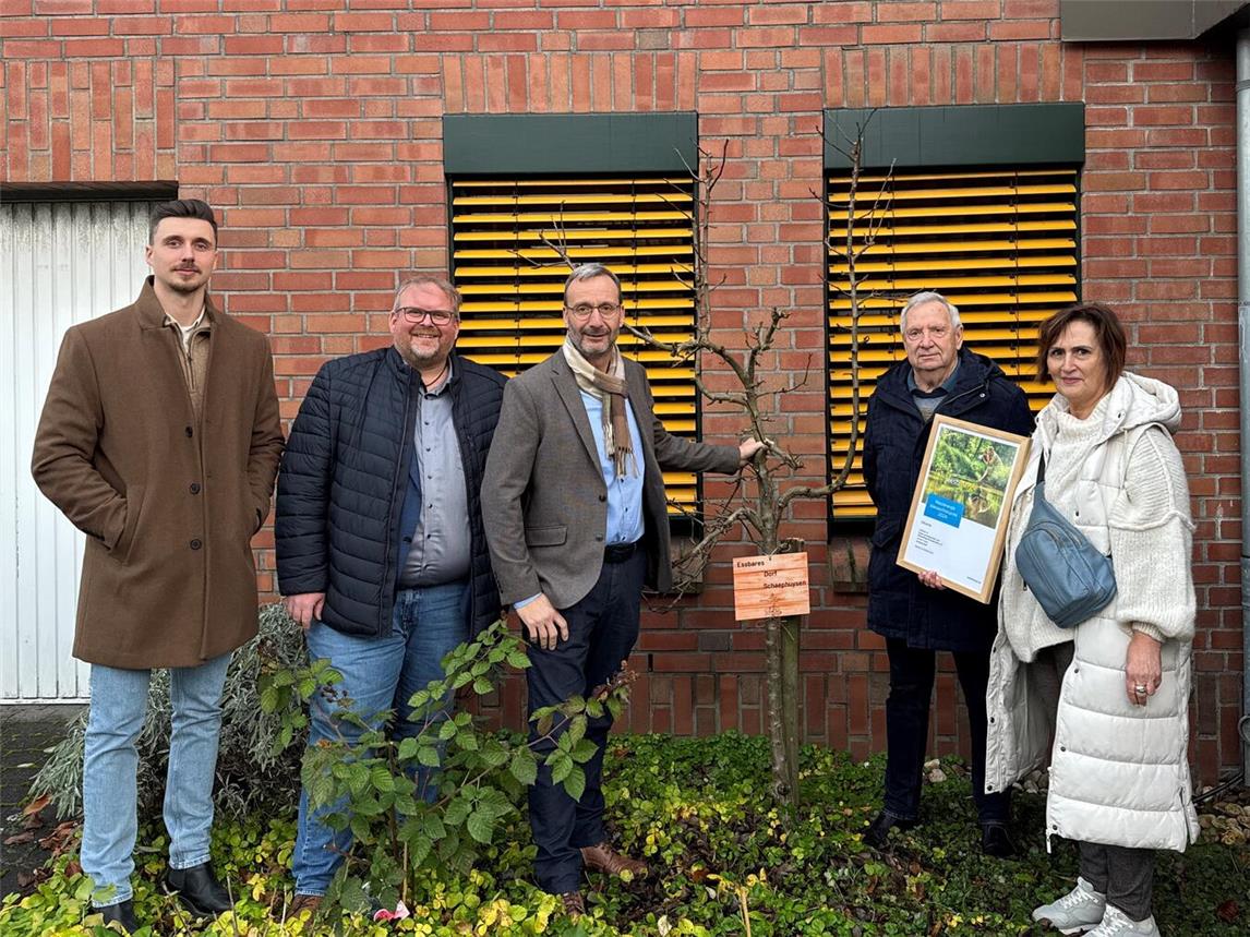 Marcel Ponten, Klimaschutzmanager der Gemeinde Rheurdt, Bürgermeister Dirk Ketelaers, Frithjof Gerstner, Westenergie-Kommunalmanager (v.l.), während der Übergabe des Westenergie Klimaschutzpreises an Vereinsvertreterin Claudia Koschare (r.) und Theo Barz (2. v. r.) vom Verein für Gartenkultur und Heimatpflege Schaephuysen. Foto: Westenergie