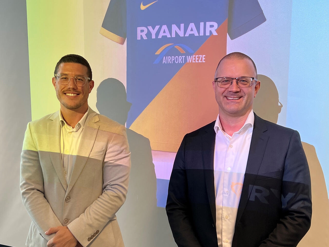 Marcel Pouchain Meyer, Ryanair Kommunikationschef Deutschland (l.), und Dr. Sebastian Papst, Geschäftsführer Airport Weeze, präsentierten im Rahmen der Pressekonferenz auch das neue Trikot-Sponsoring der Airline und des Flughafens.NN-Foto: Andrea Kempkens