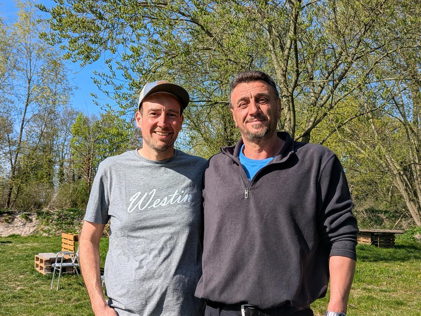 Marcel Theyssen und Angelpark Betreiber Peter Feist freuen sich auf viele Besucher am Ostermontag. NN-Foto: J. Kurschatke