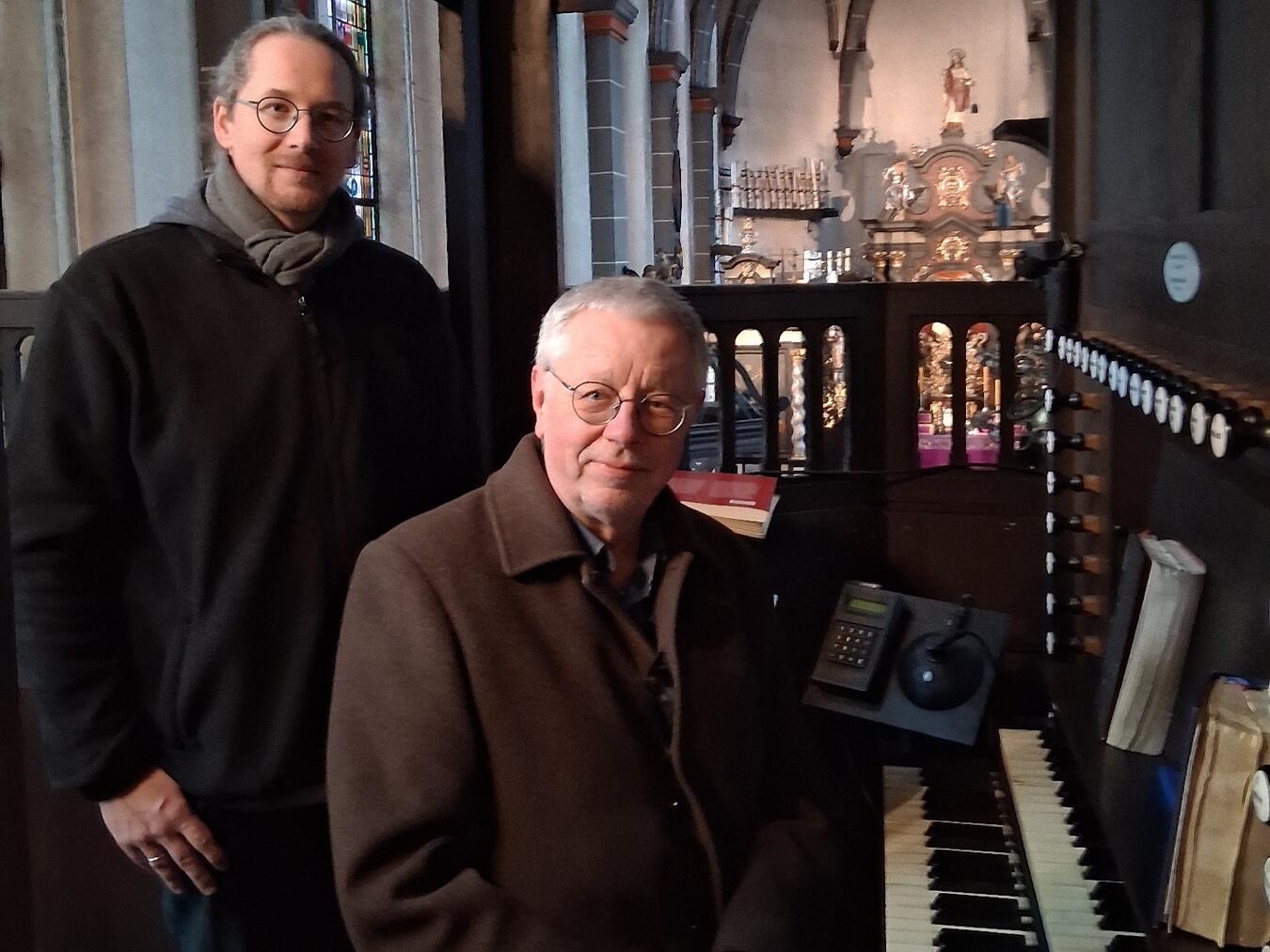 "Marco Ellmer und Wolfgang Seifen freuen sich über Orgelpaten bei Restaurierung"