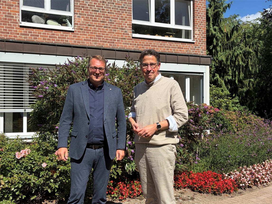 Marco Plum, Geschäftsführer des Sankt Josef-Hospitals (l.), und der Landtagsabgeordnete René Schneider vor dem Sankt Josef-Hospital Xanten. Foto: Louisa Meyer von Bremen