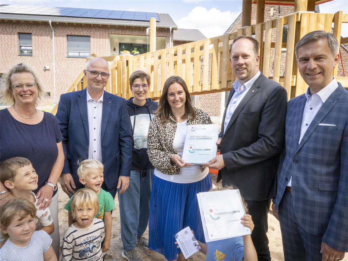 Marco Schmitz, Vorsitzender des Stiftungsrats der SozialstiftungNRW, MdL, übergab dem Caritasverband Geldern-Kevelaer die Förderbescheide.Foto: Caritasverband Geldern-Kevelaer