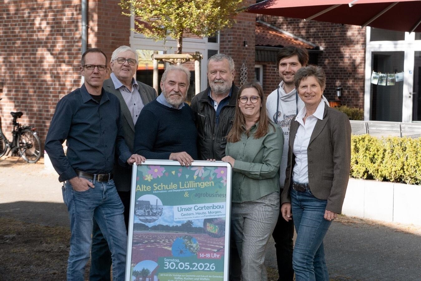 "Gruppenfoto bei Einladung zur Veranstaltung 'Unser Gartenbau – Gestern. Heute. Morgen.' in Lüllingen, organisiert von Agrobusiness Niederrhein."