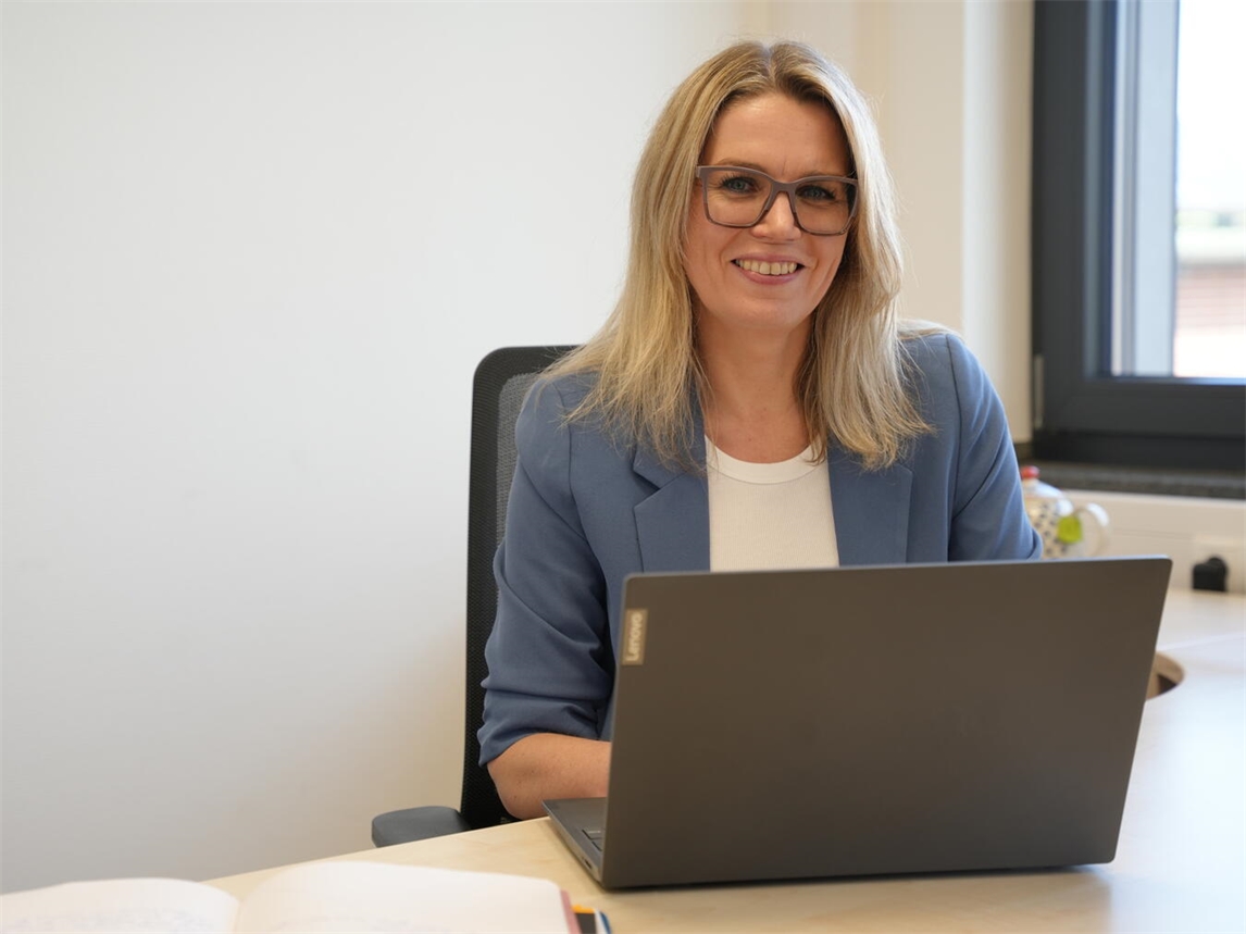 Mareike Linsenmaier, Stadtwerke Rees Geschäftsführerin, warnt vor Telefonbetrug.