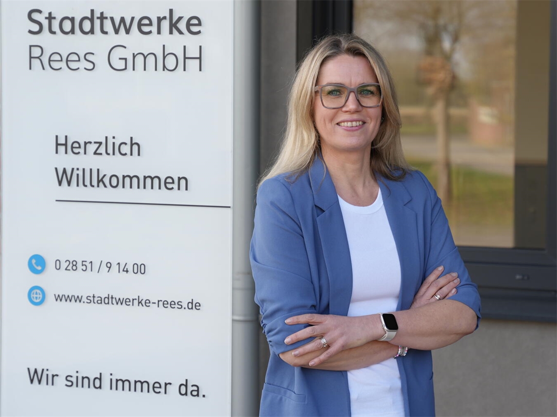 "Mareike Linsenmaier, Geschäftsführerin der Stadtwerke Rees, lächelnd im Büro"
