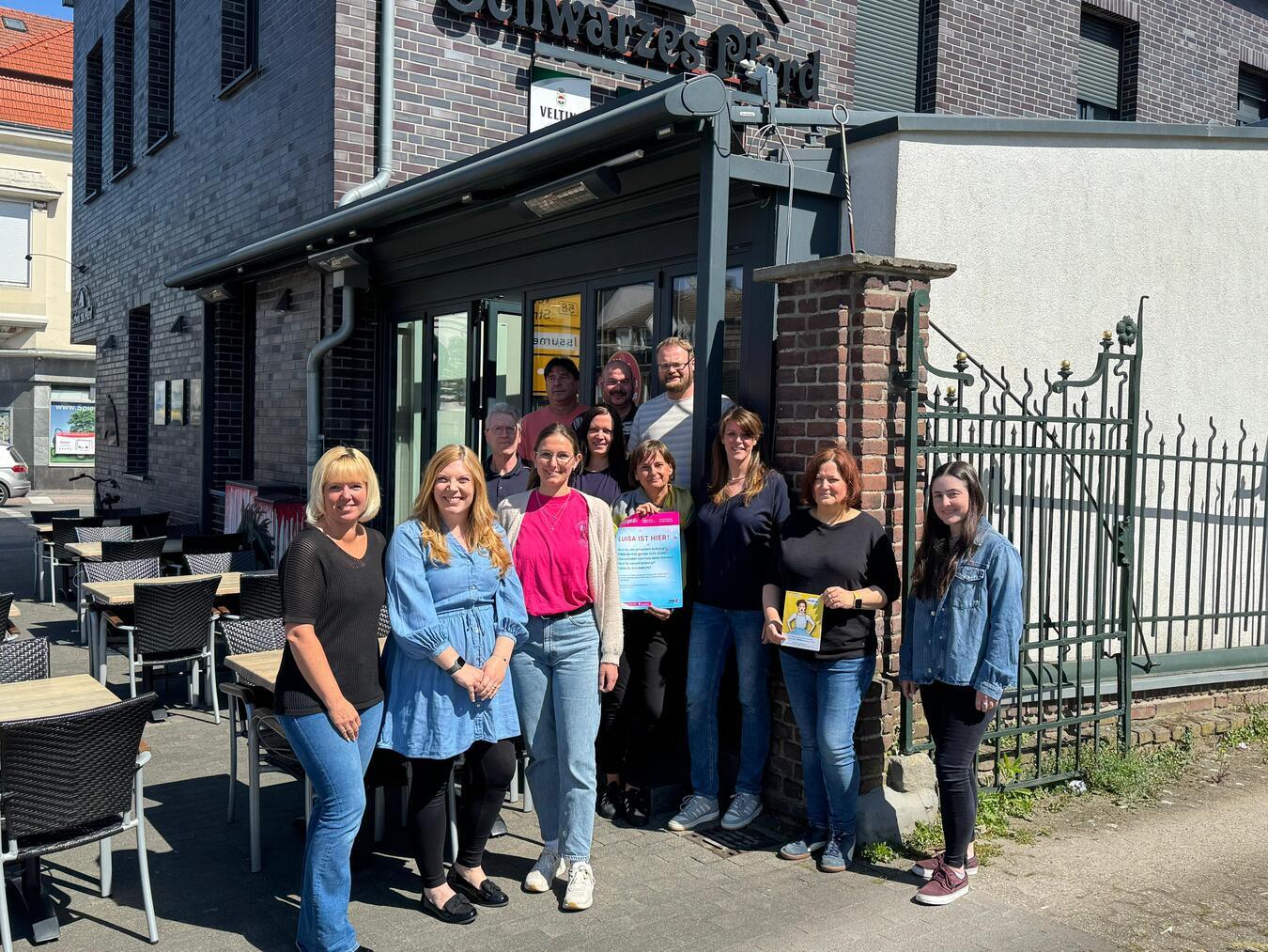 Maren Haukes-Kammann (2.v.r.) und Silke Sörensen-Wemmers (4.v.r.) von der Frauenberatungsstelle „Impuls“ schulten das Team des Bereichs Ordnung sowie Gastwirt Jürgen Giesen (hinten links).Foto: Stadt Geldern/Gossens