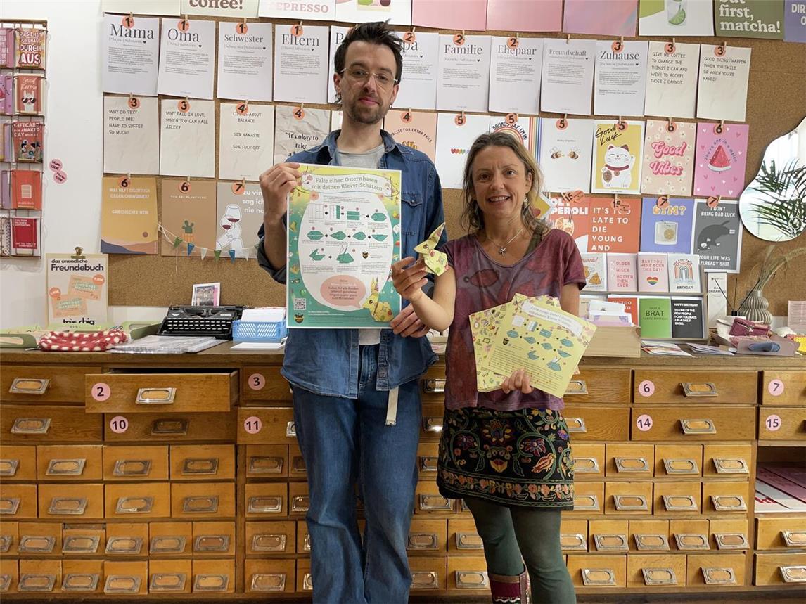 Maren Rombold von den „Klever Schätzen“ begrüßt mit Übergabe des Origamipapiers das neue Mitglied Christoph Gebhard vom Treschig-Studio in der Wasserstraße. Foto: Klever Schätze