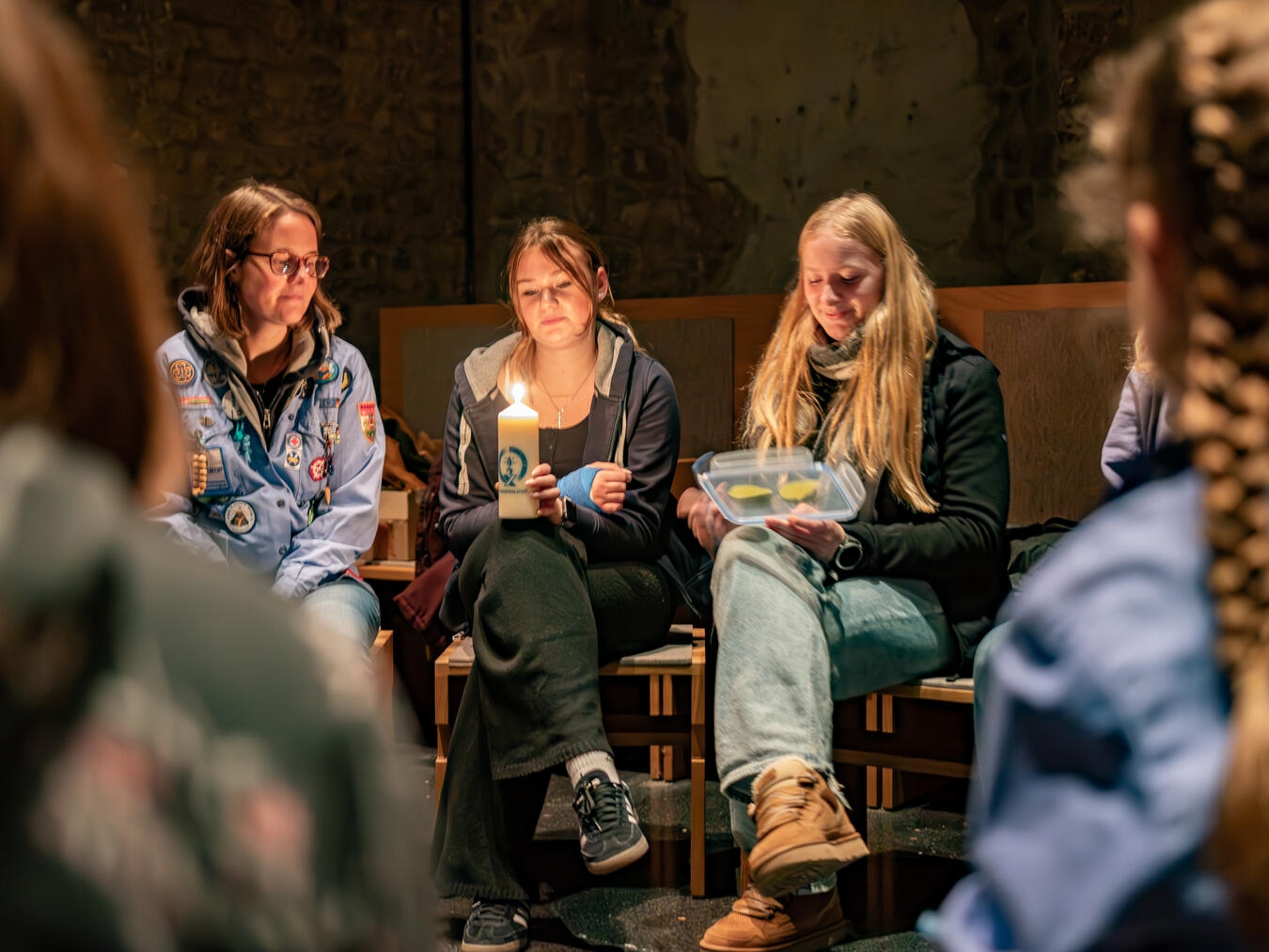 Maren Weinkath, Lucy Schmidt und Magdalena Lindemann (v.l.) gehören zu den älteren Pfadfinderinnen, die die „Wichtel“ bei der Vorbereitung des Aussendungsgottesdienstes unterstützen. Foto: Bischöfliche Pressestelle/ Christian Breuer