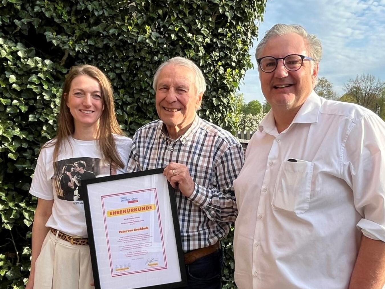"Maria Feith-Kuballa und Michael Thissen danken Peter von Groddeck, Gruppenfoto, Dankesrede, privat"