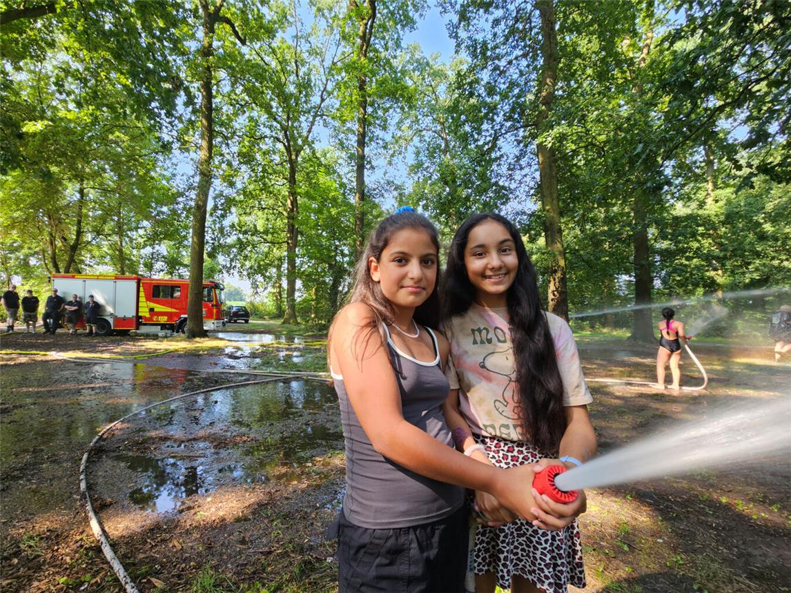 Maria (l.) und Jasmin (r.) hatten auch in diesem Jahr eine Menge Spaß bei den Gelderner Ferienspielen – für Abkühlung sorgte unter anderem die Feuerwehr. NN-Foto: Thomas Langer