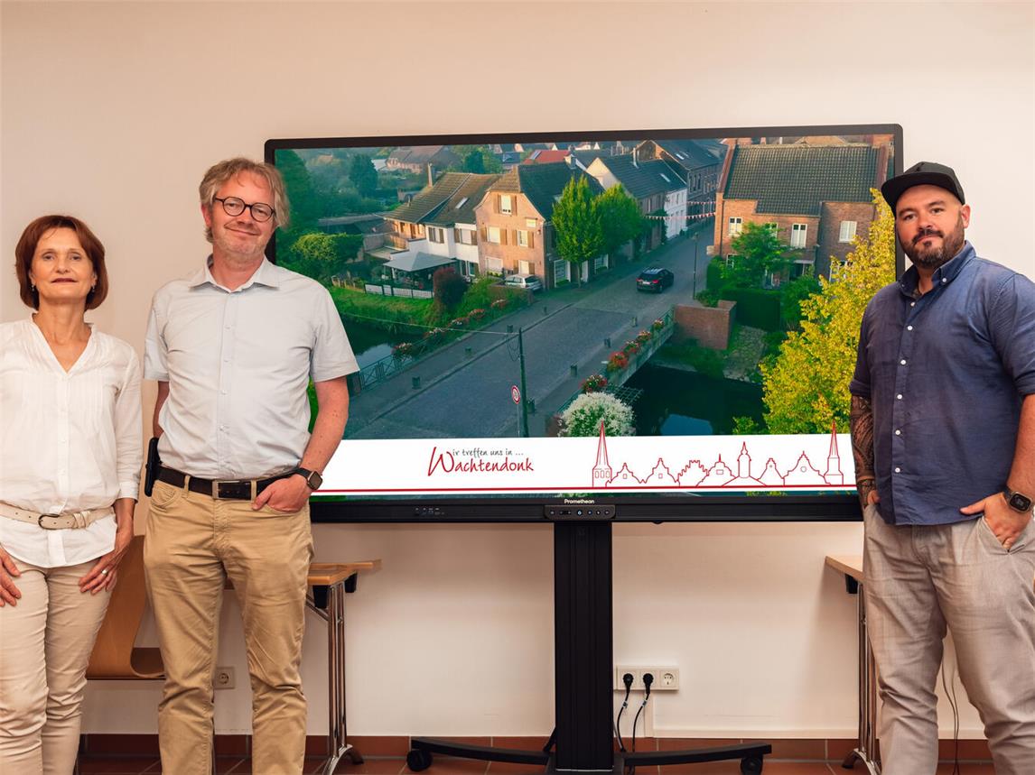 Maria Mertens, Paul Hoene und André Neffgen präsentieren den neuen Imagefilm der Gemeinde Wachtendonk.Foto: Gemeinde Wachtendonk