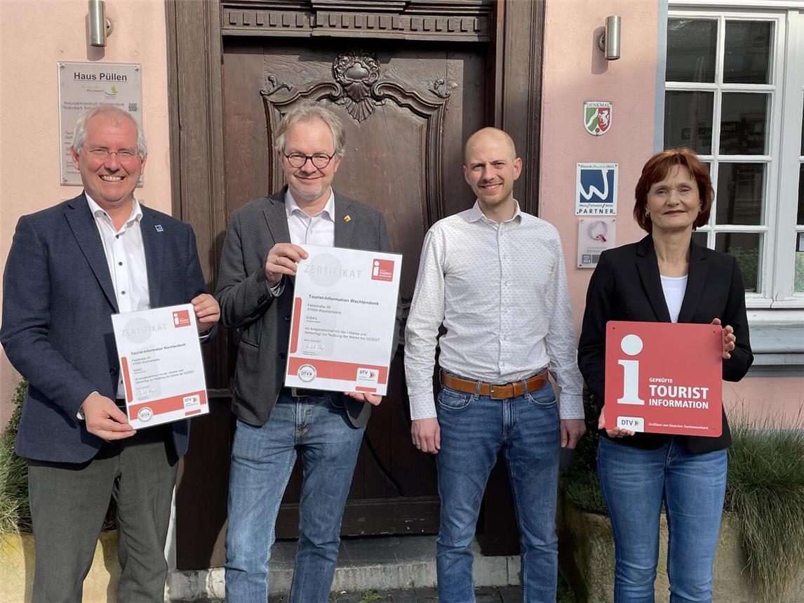 Maria Mertens, Tourist-Information, Alexander Brillen, Naturparkzentrum, Bürgermeister Paul Hoene, Michael Puschmann, Geschäftsführer Naturpark Schwalm-Nette (v.r.n.l.), freuen sich über die Auszeichnung.Foto: Gemeinde Wachtendonk