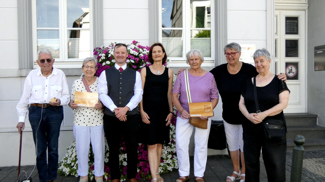 "Maria Mertens überreicht Ehrenamtskarten an fünf Empfänger: Johannes Drießen, Waltraud Dettmann, Inge Gröhling, Angelika Schneickert, Ursula Bürks."