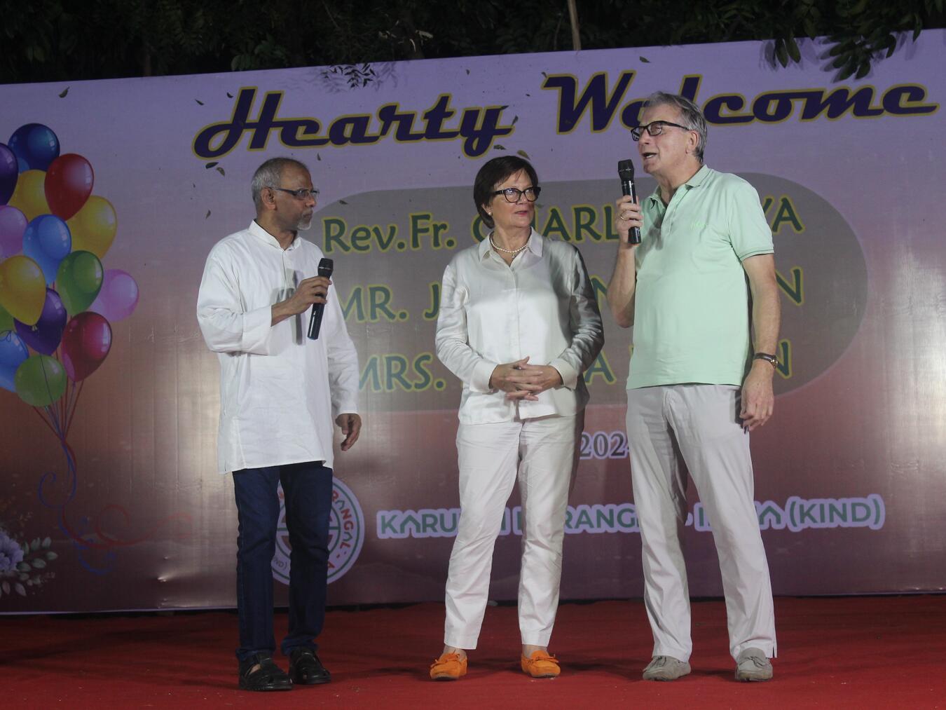 Maria und Hans Röben bedanken sich mit Pfarrer Raya für den herzlichen Empfang. Foto: privat