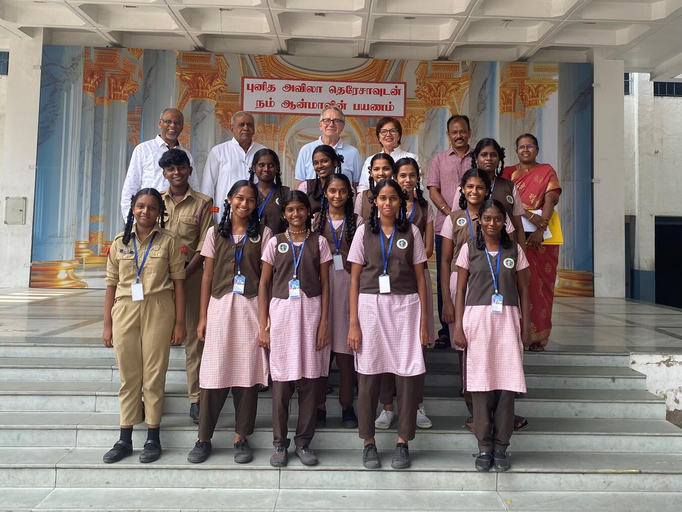 Maria und Hans Röben (Mitte) besuchten mit Pfarrer Charles Raya (l.) verschiedene Schulen, an denen der Straelener Verein Mädchen aus mittellosen Familien einen Schulbesuch ermöglicht. Foto: privat