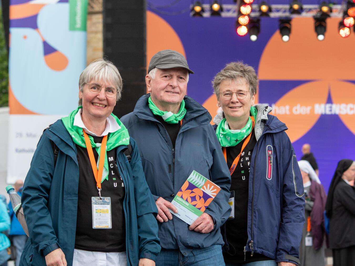 Maria van Eickels, Hans und Gerda Horst (von links) aus Straelen sind als Helferinnen und Helfer beim Katholikentag in Erfurt mit dabei.Fotos: Bischöfliche Pressestelle/Ann-Christin Ladermann