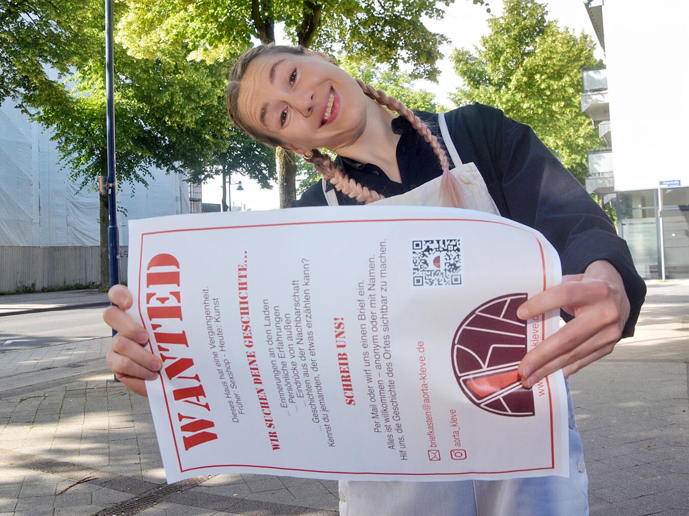 "Maria Vogt vom Künstlerkollektiv Aorta arbeitet historische Ortsgeschichte auf, Foto von Rüdiger Dehnen"