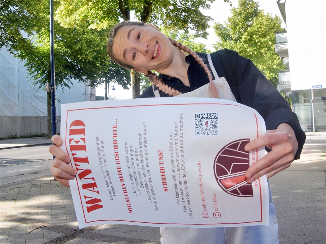 "Maria Vogt vom Künstlerkollektiv Aorta arbeitet historische Ortsgeschichte auf, Foto von Rüdiger Dehnen"