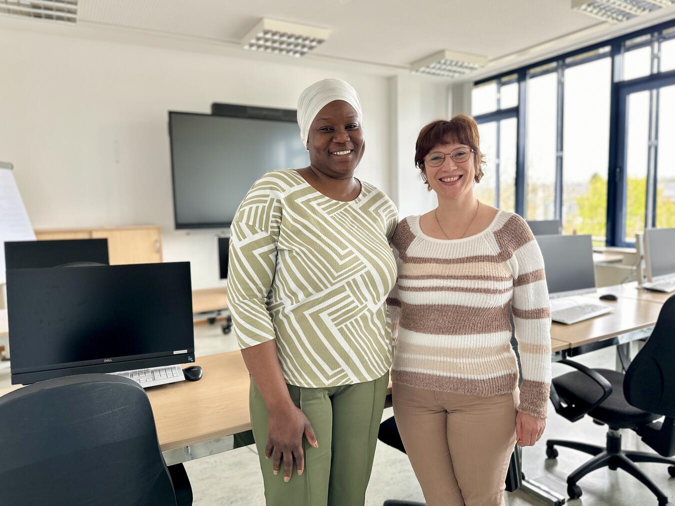Mariama Diallo und Djulieta Oleinic aus Kleve stehen kurz vor ihrem Abschluss als Kauffrauen für Büromanagement. Beide möchten am Niederrhein beruflich Fuß fassen. Foto: SOS-Kinderdorf Niederrhein/ Katrin Wißen