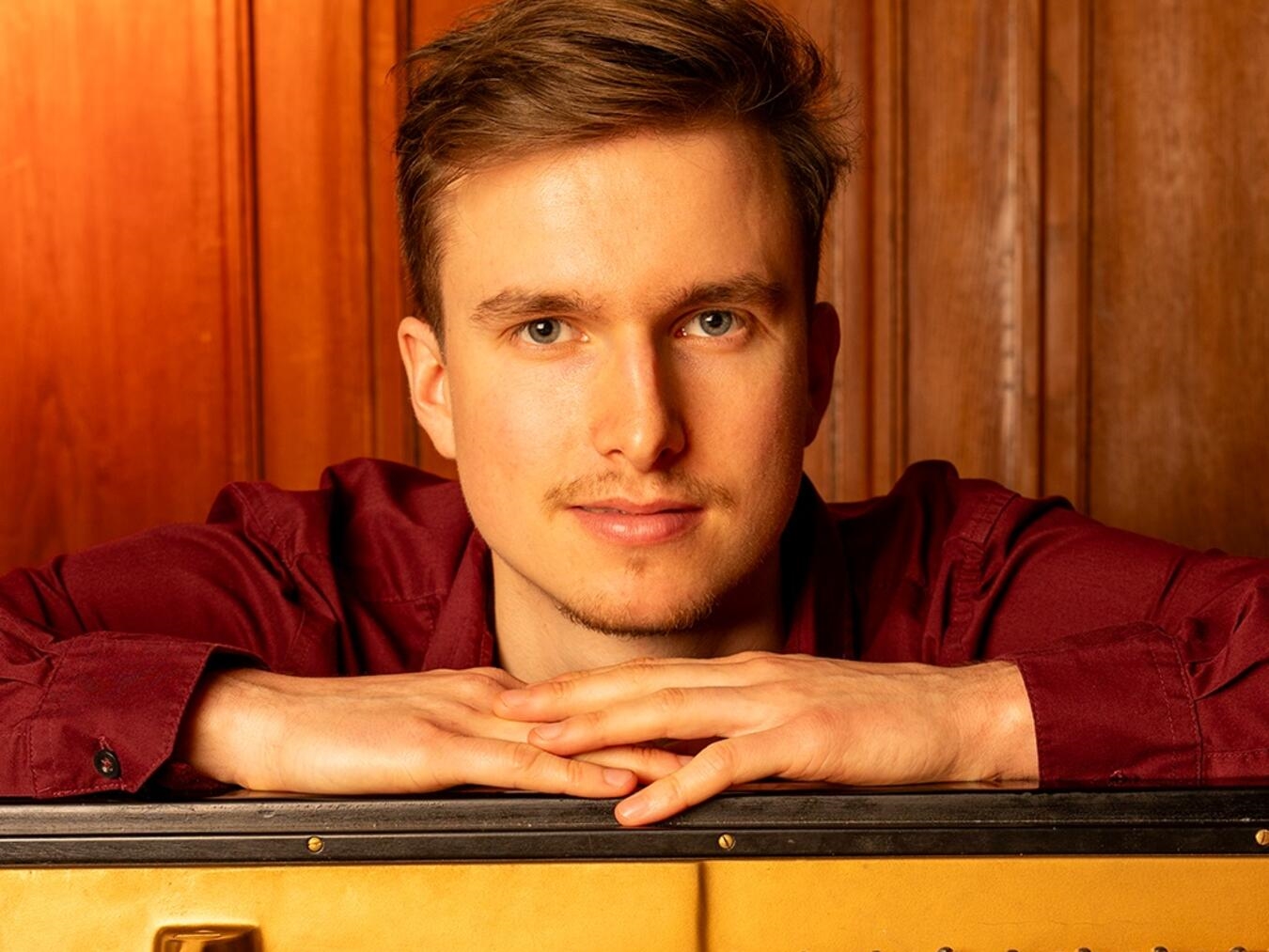 "Marian Fricke, Pianist und Sänger aus Wuppertal, am Klavier"
