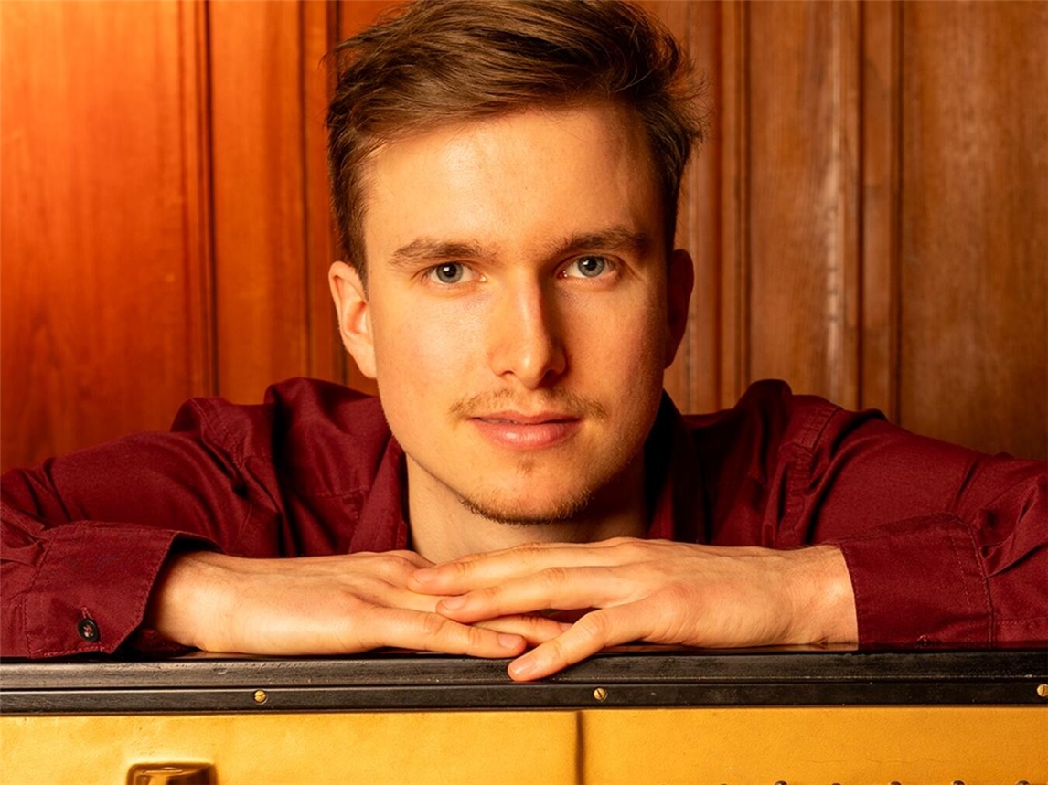"Marian Fricke, Pianist und Sänger aus Wuppertal, am Klavier"