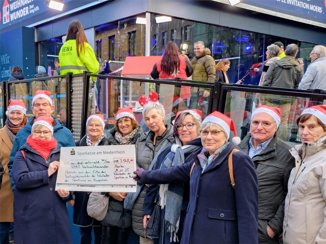 Marianne Rütter (3.v.l.) brachte den Scheck mit der Spende vom Mitarbeiter-Weihnachtsmarkt der Sparkasse am Niederrhein zum Weihnachtswunder von WDR 2 in Essen. Foto: Sparkasse am Niederrhein