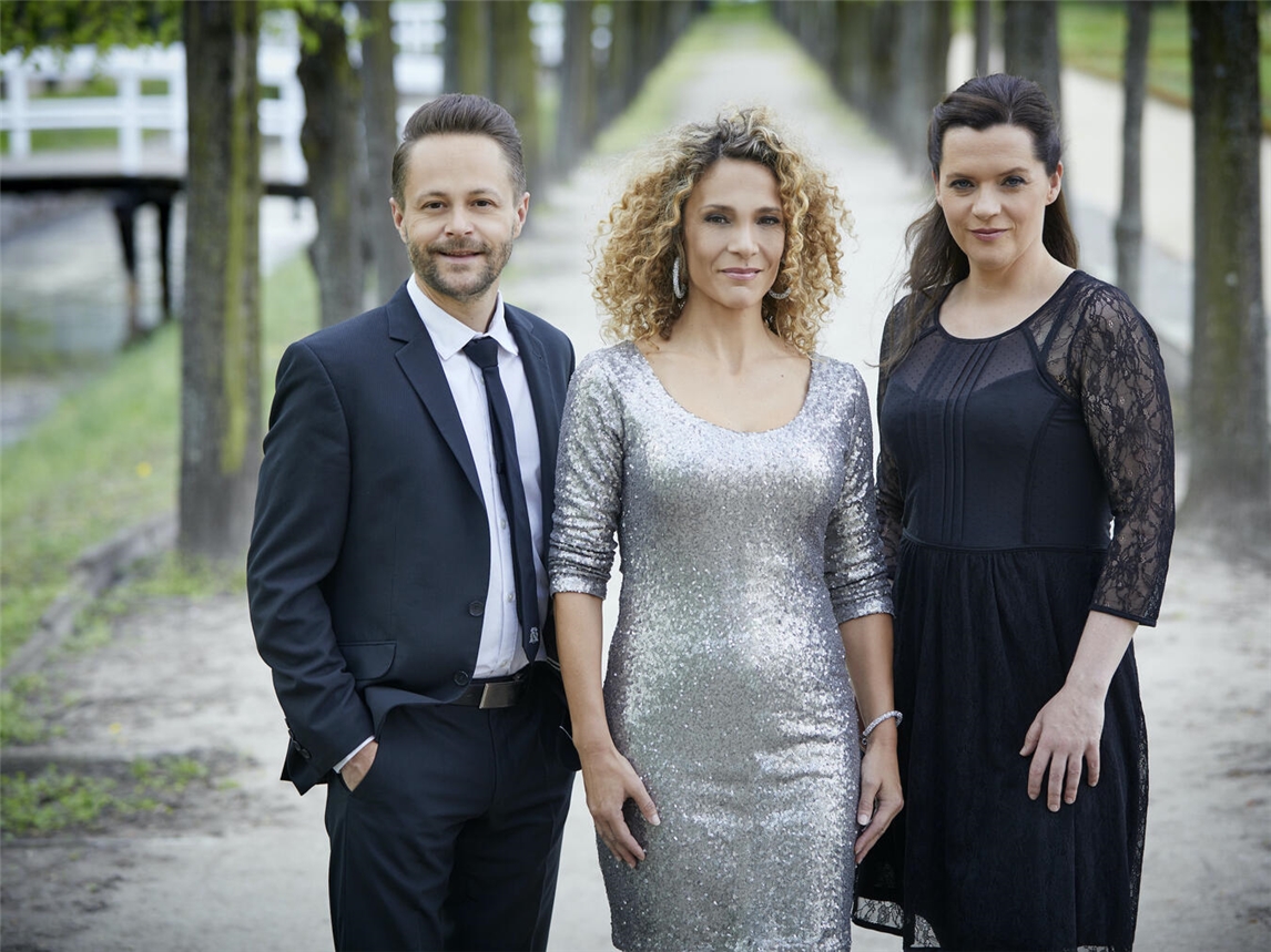 Die schönsten Hits des Musicals bei Kerzenschein Marie Giroux (Mezzosopran), Joseph Schnurr (Tenor) und Jenny Schäuffelen (Klavier) gestalten das diesjährige Candle-Light-Konzert am Sonntag, 8. November, in Straelen.Foto: Laurence Chaperon