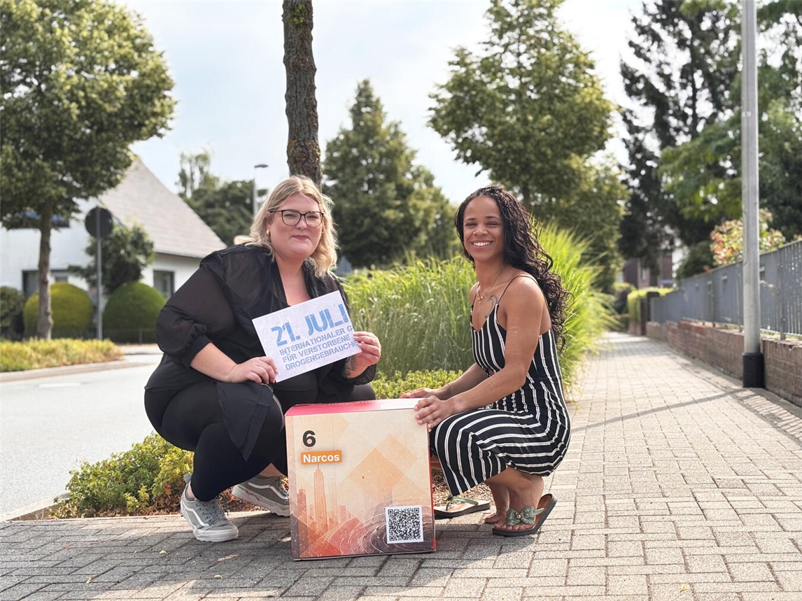 Marie Laakmann und Jahlina Dixon mit Ausstellung-Würfel, Caritas Kleve
