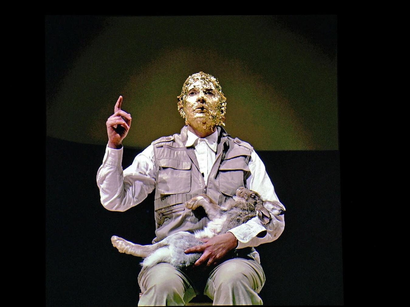 Marina Abramovic, 7 Easy Pieces, Performing Joseph Beuys, How to Explain Pictures to a Dead Hare (1965), Solomon R. Guggenheim Museum, New York, 2005 Foto: Attilio Maranzano