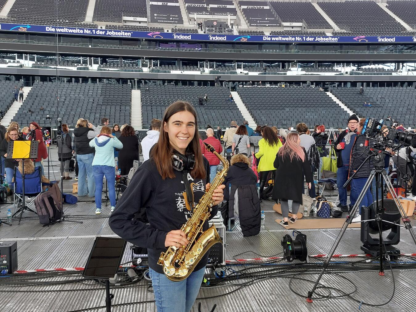 1000 Musiker, 16.000 Zuschauer und eine Rheinbergerin Marina Taiber bei den Proben vor dem Spektakel. Mit den Kopfhörern konnte sie ihr eigenes Spiel besser hören.