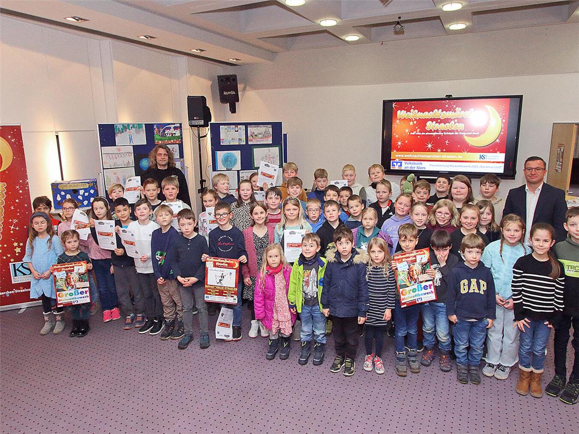 Mario Lüfkens (hinten rechts), von der Volksbank an der Niers, und Norbert Kamphuis (hinten links), Leiter des Weihnachtsmärchens Straelen, verteilten Geldpreise im Gesamtwert von 1.150 Euro an die Gewinner des Malwettbewerbs.NN-Foto: Theo Leie
